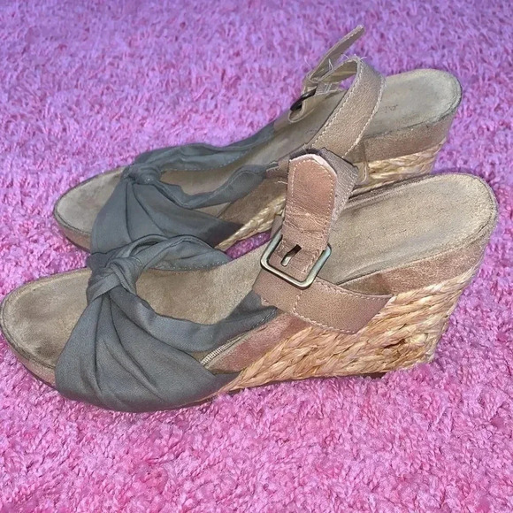 Aerosoles  Straw Bow Front Wedges - Picture 1 of 5